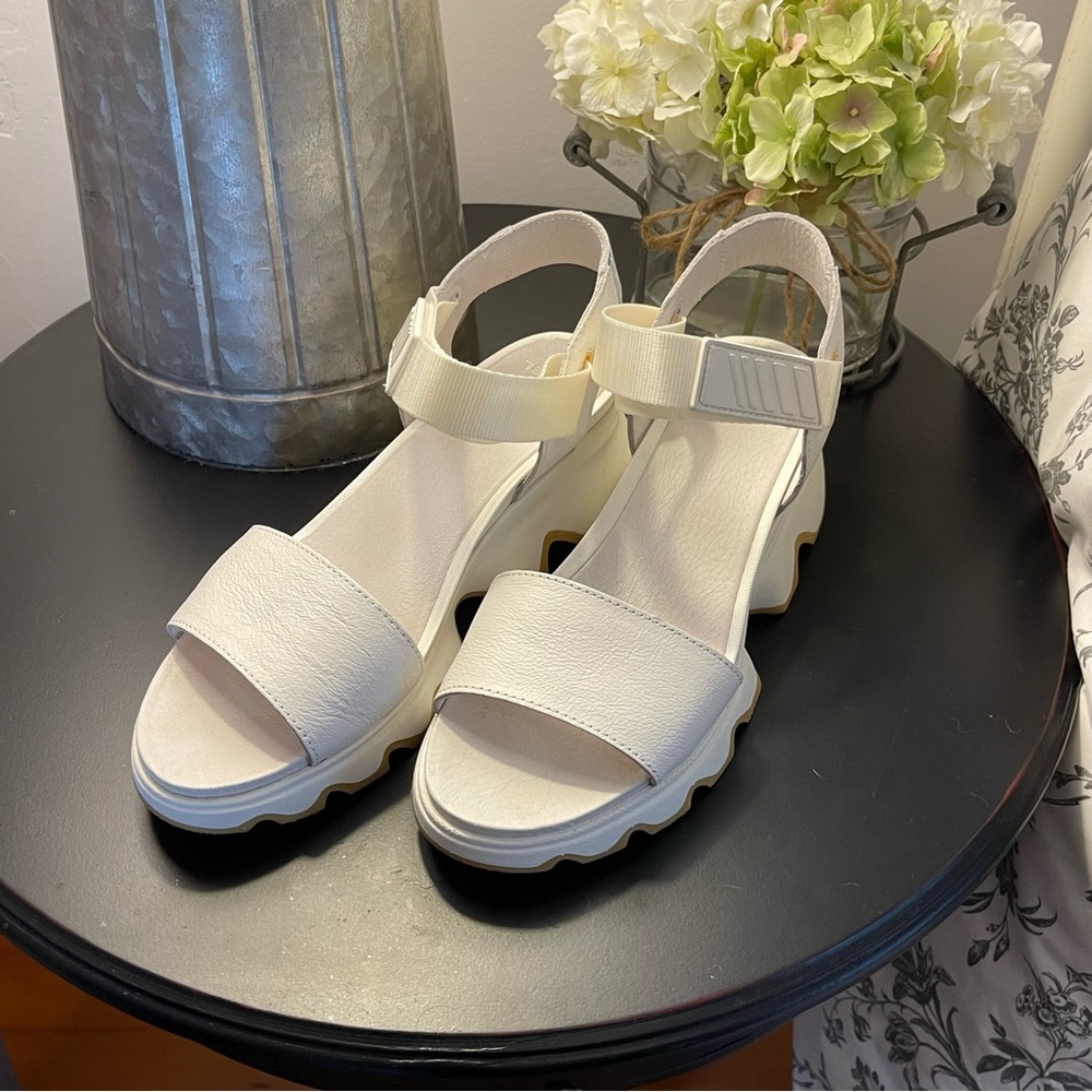 Sorel Kinetic Sandal in white size 10